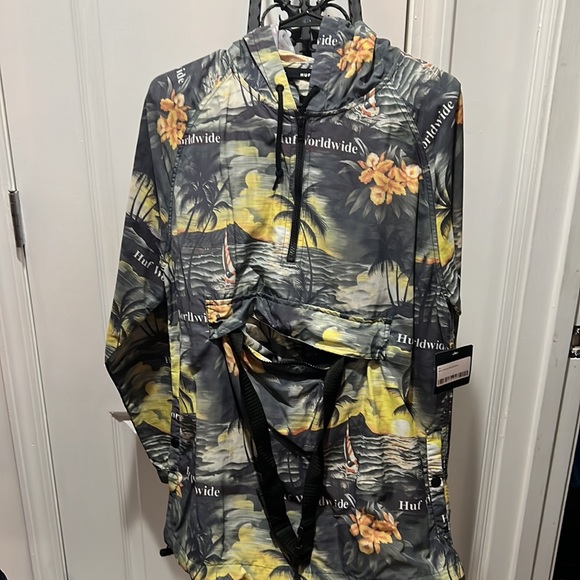 Huf pull over windbreaker in medium..Brand new - Picture 2 of 5